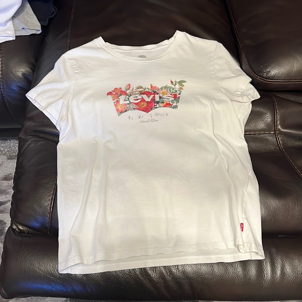 Levi’s white tee